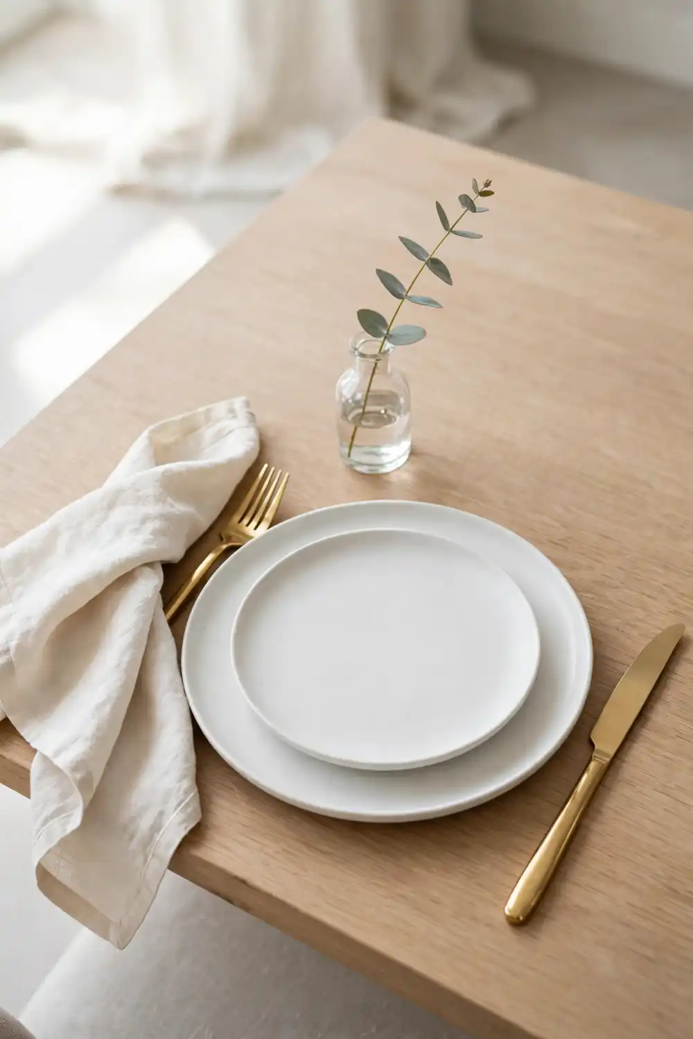 White and Gold Modern Minimalist Setting | Smart Decor Finds White and gold minimalist place setting in elegant Thanksgiving table decor